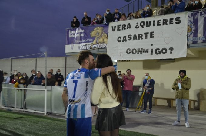 La novia de un jugador del Villarrubia le pide matrimonio tras un partido La novia de un jugador del Villarrubia le pide matrimonio tras un partido