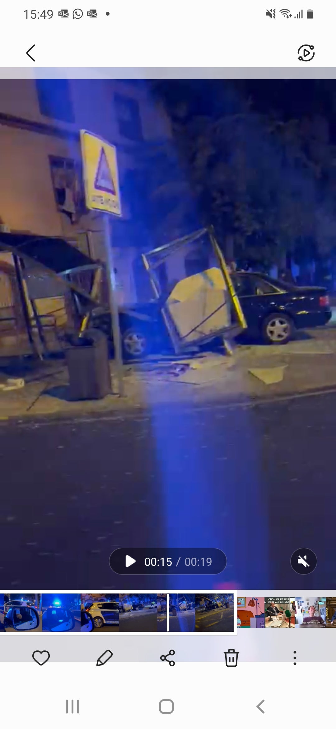 VIDEO: Un turismo impacta contra una marquesina en Ciudad Real VIDEO: Un turismo impacta contra una marquesina en Ciudad Real