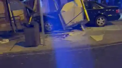 El vehículo chocó contra la marquesina de la parada de autobús El vehículo chocó contra la marquesina de la parada de autobús