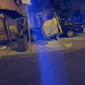 El vehículo chocó contra la marquesina de la parada de autobús El vehículo chocó contra la marquesina de la parada de autobús