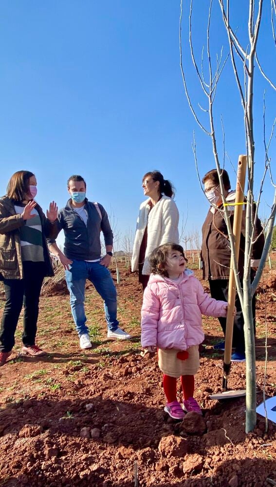 Niña junto a su árbol