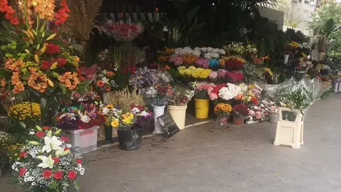 Puesto de venta de flores en la plaza 25 de mayo Puesto de venta de flores en la plaza 25 de mayo
