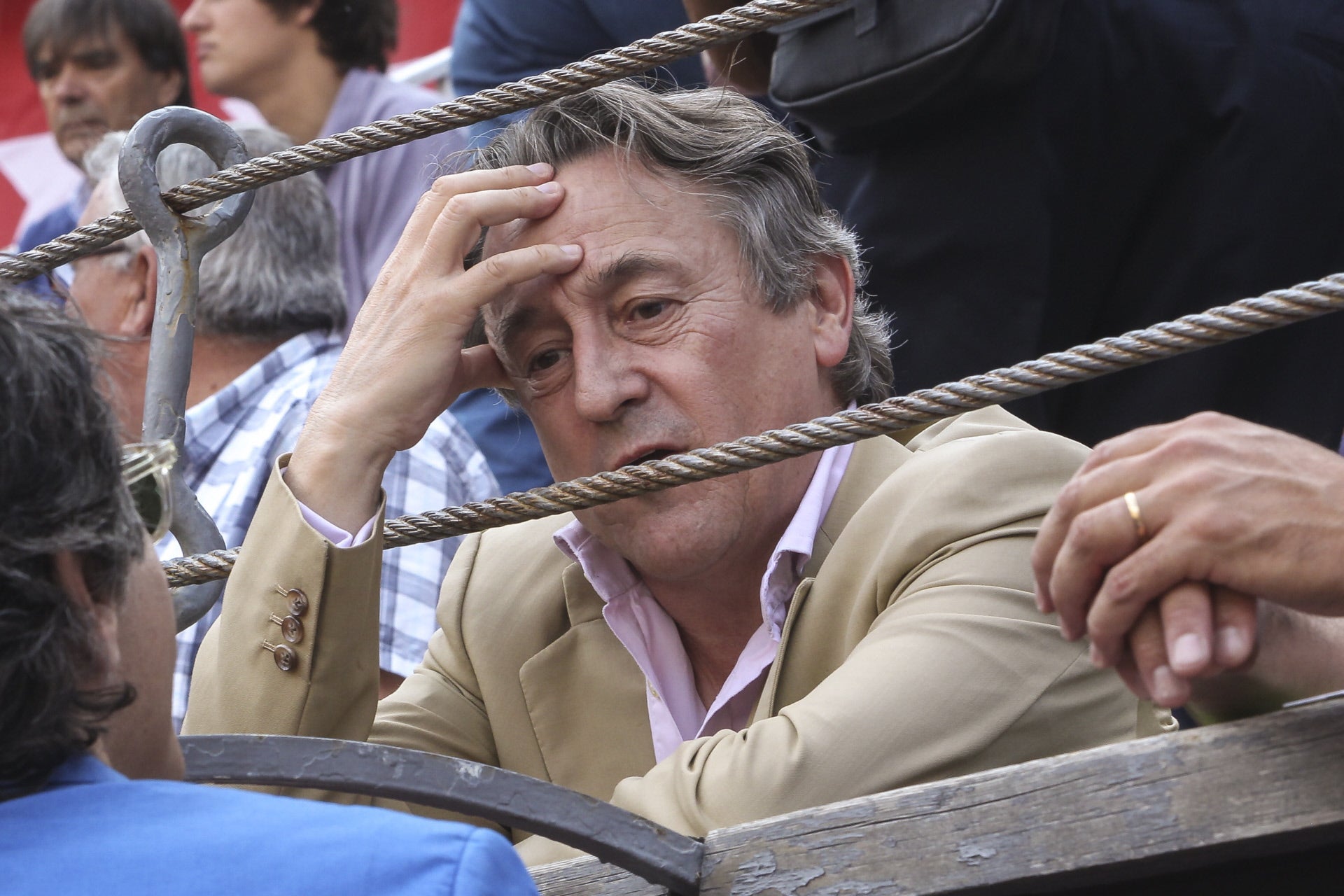 Hermann Tertsch revoluciona las redes por intervenir en el Parlamento Europeo desde un restaurante: "Márchese a otro sitio" Hermann Tertsch revoluciona las redes por intervenir en el Parlamento Europeo desde un restaurante: "Márchese a otro sitio"