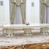Putin y Macron separados por una mesa de cuatro metros