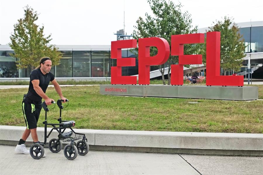 Ciencia en La brújula: ¿Cómo funciona el implante que ha permitido andar a pacientes parapléjicos? episode artwork