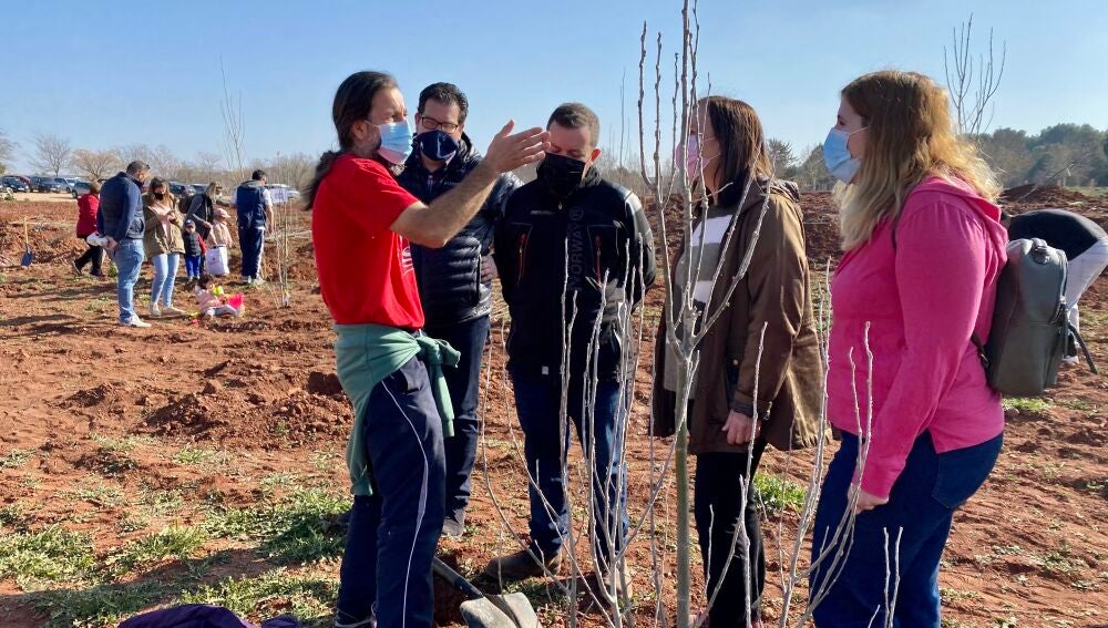 Alcaldesa y concejala visitan el Bosque de la Vida