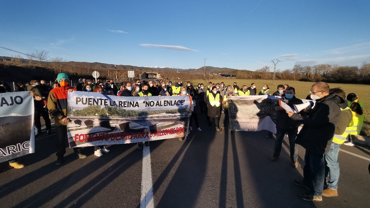 Un centenar de personas cortan la A-21 en Puente la Reina Un centenar de personas cortan la A-21 en Puente la Reina