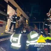 Los bomberos ayudan a los pasajeros al trasbordo a otro tren