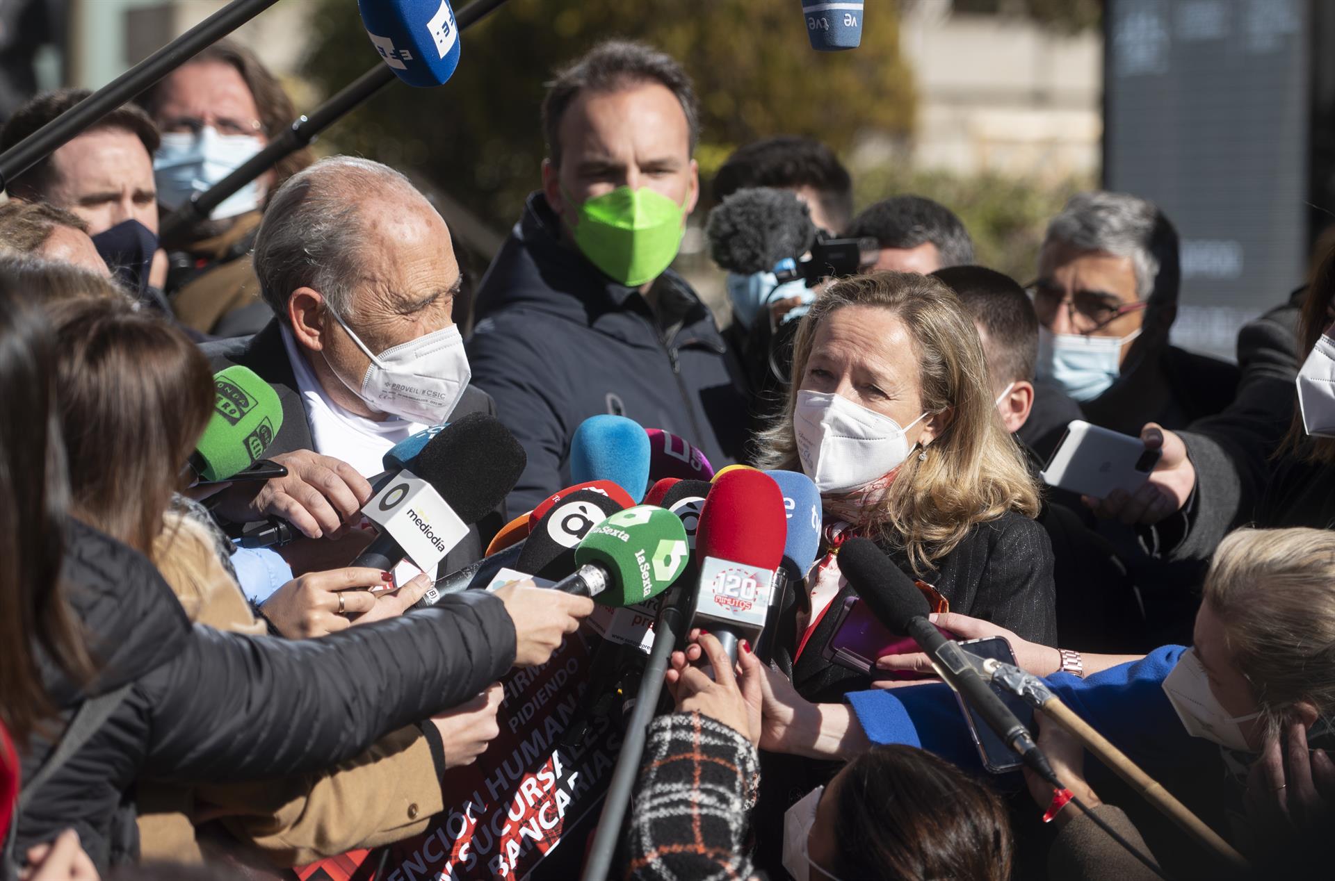 Carlos San Juan presenta 600.000 firmas ante el Ministerio y Nadia Calviño sale a recibirle Carlos San Juan presenta 600.000 firmas ante el Ministerio y Nadia Calviño sale a recibirle