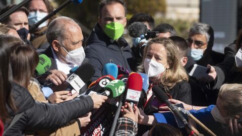 El valenciano Carlos San Juan junto a la vicepresidenta primera y ministra de Asuntos Económicos, Nadia Calviño