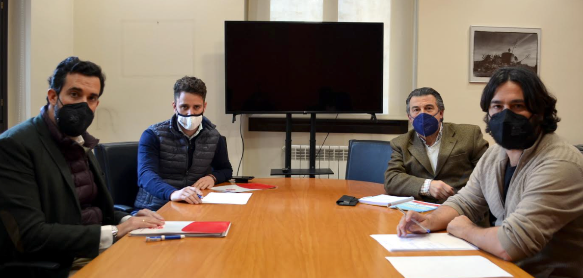 El Ayuntamiento de Llanes se reúne con los jóvenes empresarios El Ayuntamiento de Llanes se reúne con los jóvenes empresarios