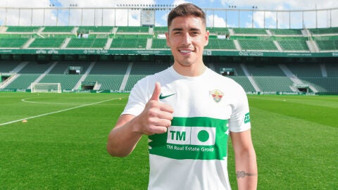 Ezequiel Ponce, delantero del Elche, el d&iacute;a de su presentaci&oacute;n en el estadio Mart&iacute;nez Valero.