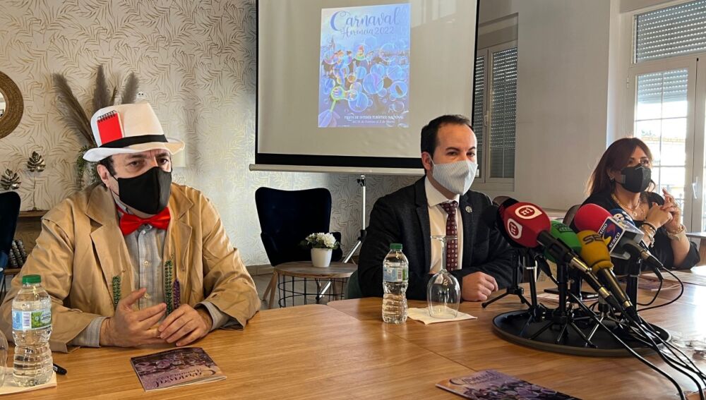 Alcalde, concejala de festejos y representante de los "Pelendengues"