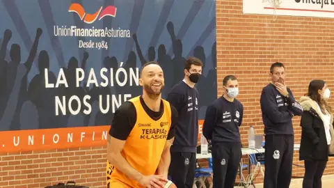 Lezkano observa a Jeff Xavier en un entrenamiento Lezkano observa a Jeff Xavier en un entrenamiento