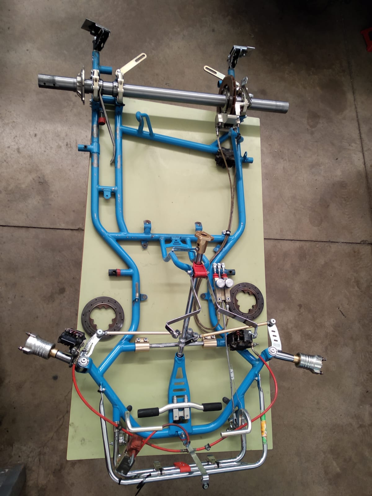 El coche eléctrico del IES "Maestre de Calatrava" hace un guiño al Quijote y lo pilotará una chica El coche eléctrico del IES "Maestre de Calatrava" hace un guiño al Quijote y lo pilotará una chica