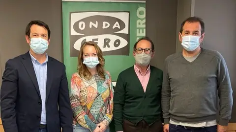 El presidente del RCNP, Emerico Fuster, y el director deportivo del RCNP, Manu Fraga, junto a los periodistas Elka Dimitrova y Paco Muñoz, con motivo del Premio del Deporte a la Copa del Rey Mapfre XI Premios Onda Cero Mallorca