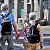 Una pareja de jubilados paseando de la mano