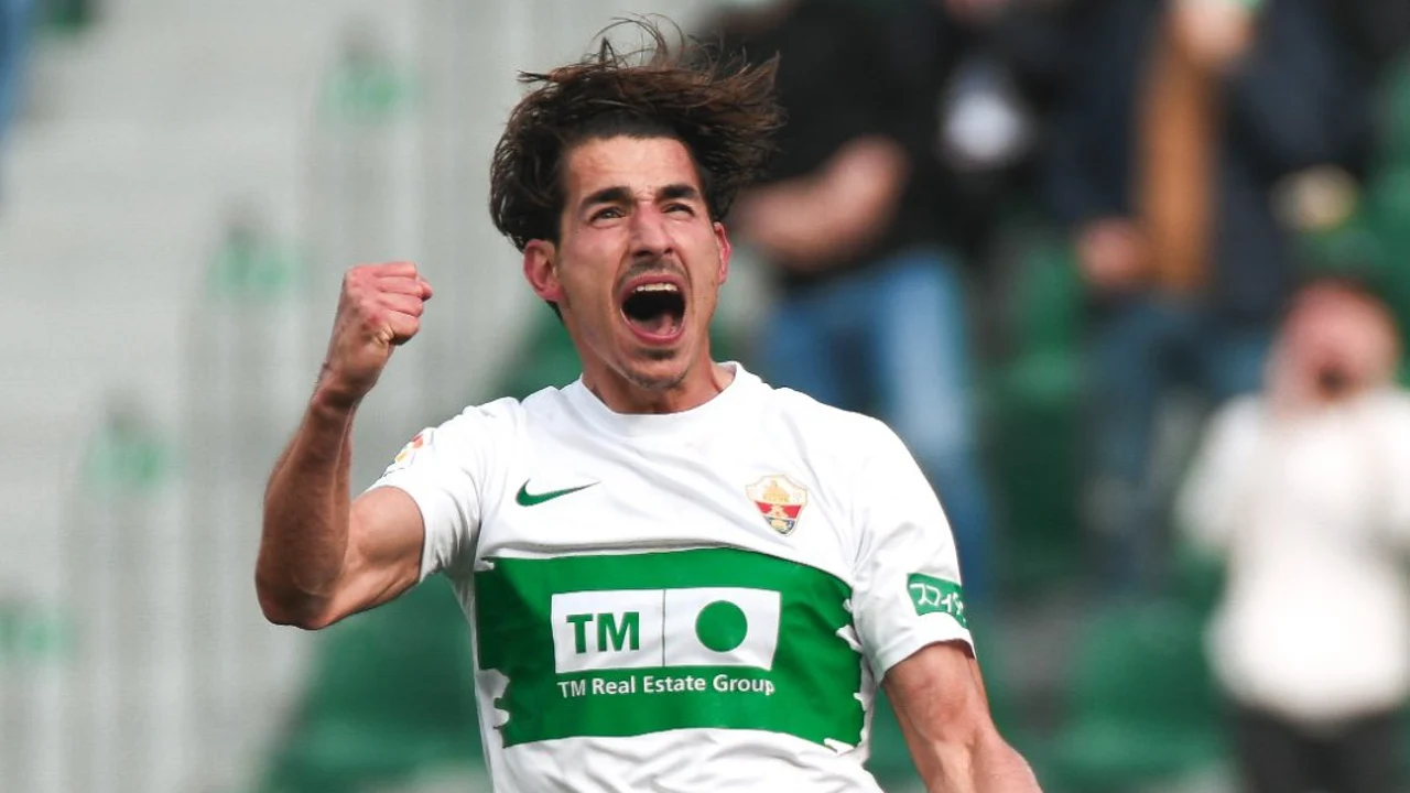 Pere Milla, delantero del Elche, celebra uno de los dos goles que marcó ante el Alavés de Vitoria.