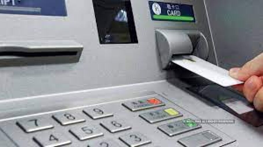 Piden a los bancos que atiendan a las personas mayores