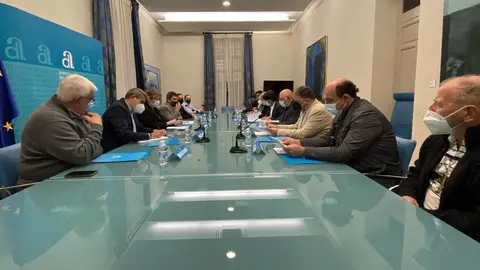 Reunión del presidente de la Diputación de Alicante con regantes del Alto Vinalopó. Reunión del presidente de la Diputación de Alicante con regantes del Alto Vinalopó.