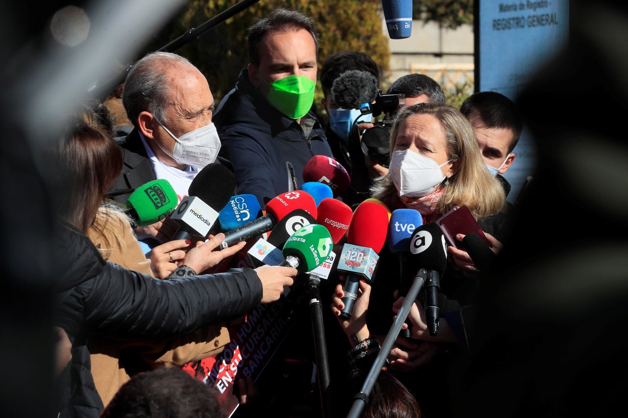 Calviño avanza a Carlos San Juan que tendrá un plan de atención en bancos tras su campaña 'Soy mayor, no idiota', Calviño avanza a Carlos San Juan que tendrá un plan de atención en bancos tras su campaña 'Soy mayor, no idiota',