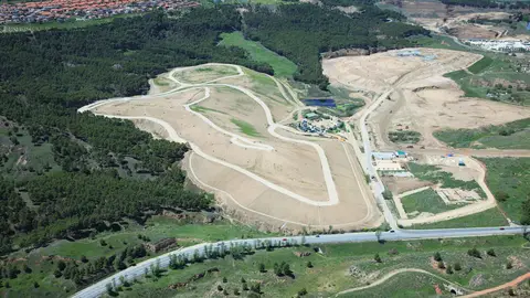 Vista aérea del vertedero controlado de residuos sólidos urbanos de Alcalá de Henares Vista aérea del vertedero controlado de residuos sólidos urbanos de Alcalá de Henares