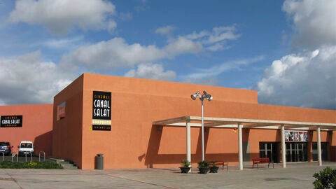 Edificio que alberga las salas de cine del Canal Salat. 