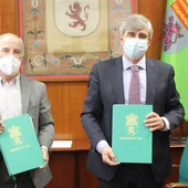Firma de acuerdo entre la Asociación de Amigos del Camino de Santiago y la Universidad de León. Anselmo Reguera y Juan Francisco García Marín Firma de acuerdo entre la Asociación de Amigos del Camino de Santiago y la Universidad de León. Anselmo Reguera y Juan Francisco García Marín