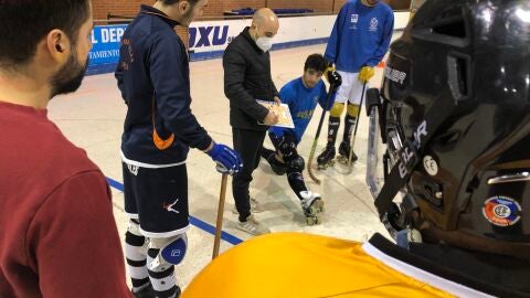Javi Paredes, entrenador del Oviedo Roller, durante un entrenamiento