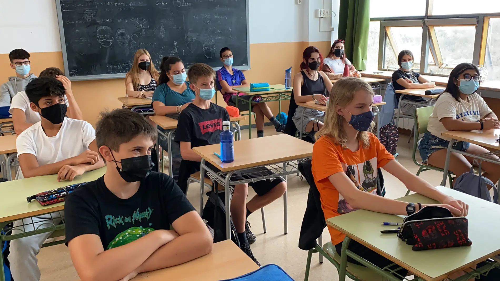 Cataluña levanta la obligación de la mascarilla en el recreo de las escuelas a partir dels jueves