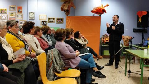 Sergio Calleja, coordinador de la Unidad de Ictus del HUCA, en una charla organizado por ASICAS