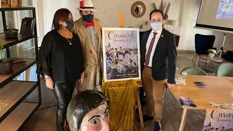Posando junto al cartel de 2022 Posando junto al cartel de 2022