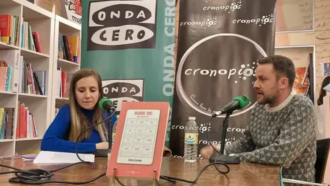 Arturo Lezcano, en la librería Cronopios de Pontevedra; durante la presentación de su libro "Madrid 1983" con Susana Pedreira Más de Uno Pontevedra