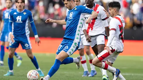 Guido Rodríguez golpea el balón en un partido ante el Rayo Vallecano. Guido Rodríguez golpea el balón en un partido ante el Rayo Vallecano.