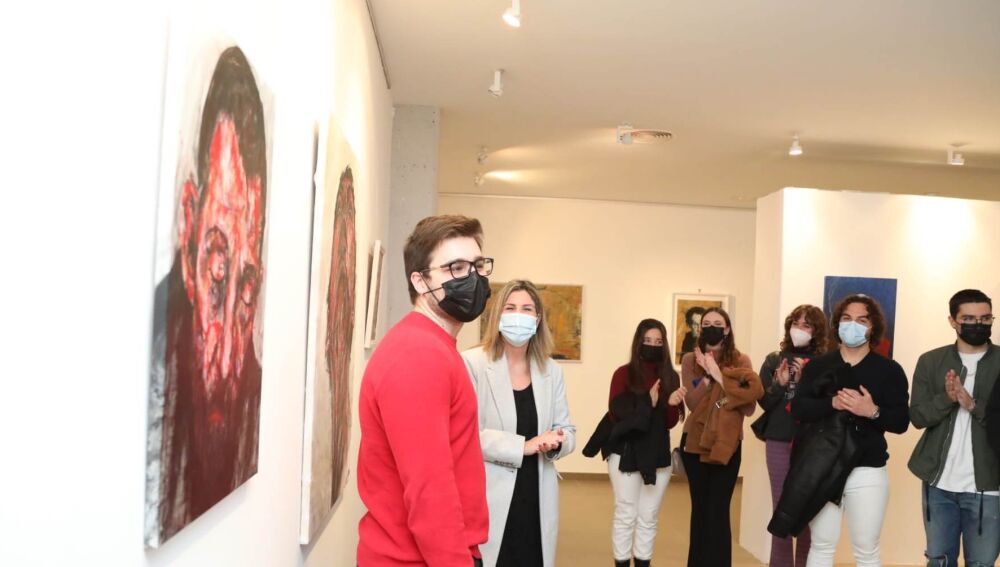 Adrián Espouy y la concejala de Cultura, Esther Donate
