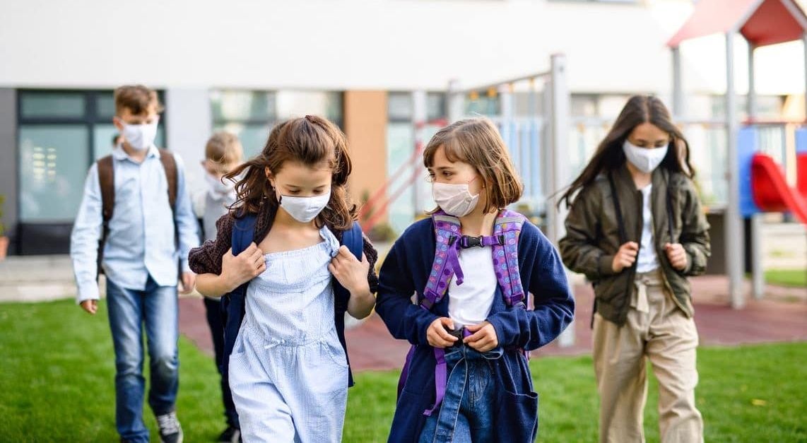 Mascarillas en los recreos: en qué comunidades siguen siendo obligatorias y en cuáles no Mascarillas en los recreos: en qué comunidades siguen siendo obligatorias y en cuáles no