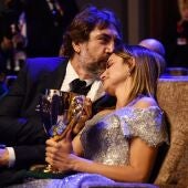 Javier Bardem besa a Penélope Cruz tras ganar la actriz la Copa Volpi de Venecia por 'Madres paralelas'