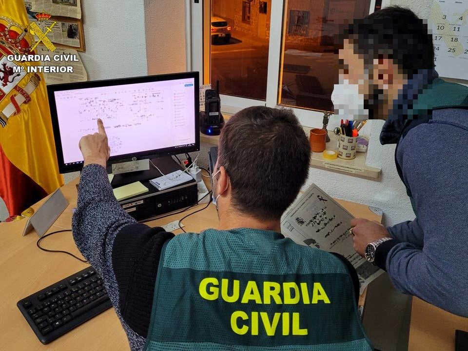 La Guardia Civil de Novelda detiene a un hombre en Albacete por estafar a un empresario de Barcelona La Guardia Civil de Novelda detiene a un hombre en Albacete por estafar a un empresario de Barcelona