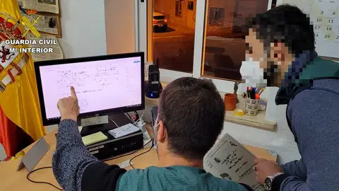 Agentes de la Guardia Civil. Agentes de la Guardia Civil.