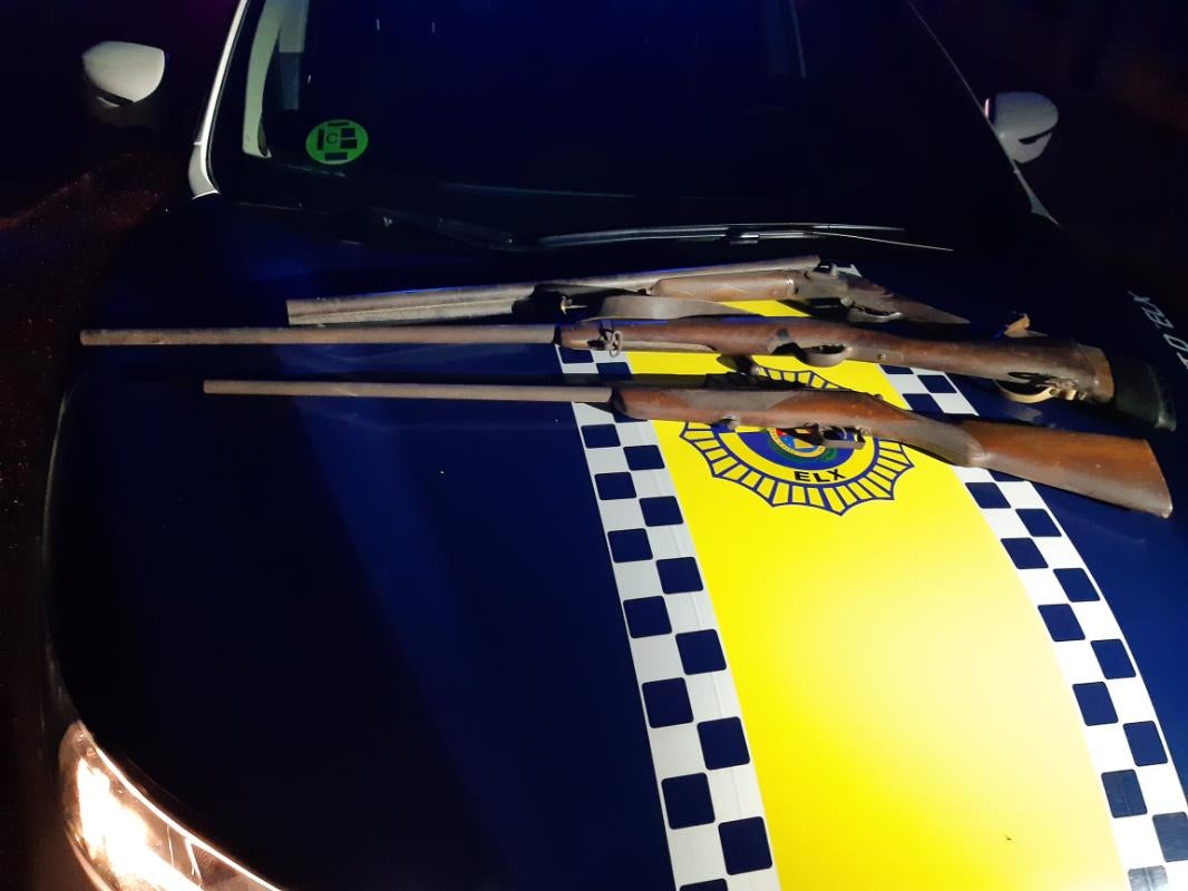 La Policía Local de Elche interviene en una vivienda dos armas de la Guerra Civil y una escopeta de doble cañón que no estaban declaradas La Policía Local de Elche interviene en una vivienda dos armas de la Guerra Civil y una escopeta de doble cañón que no estaban declaradas