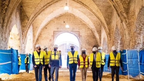 El presidente de la Junta Juanma Moreno, el alcalde de Sevilla Antonio Muñoz y la consejera de Cultura Patricia del Pozo visitan las Atarazanas