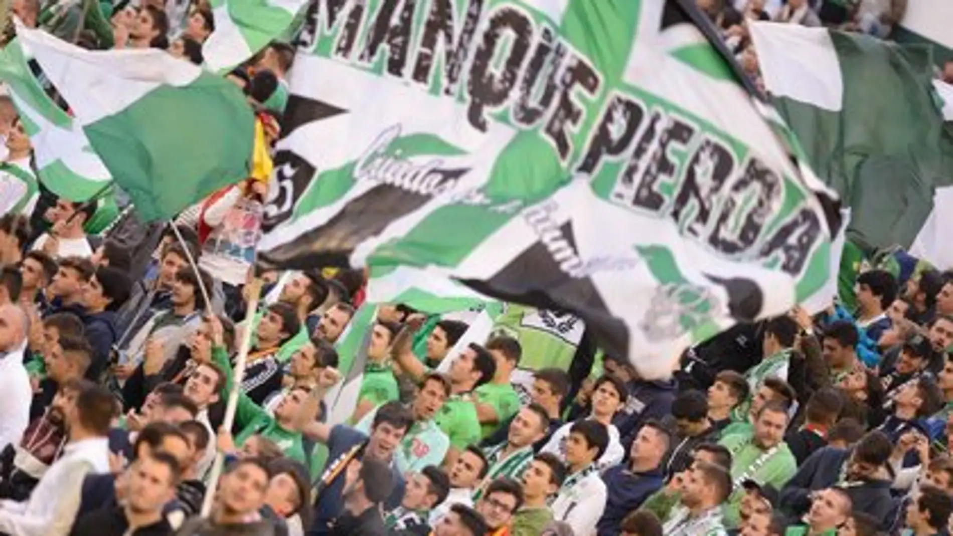 Aficionados del Real Betis animan a su equipo en el Benito Villamarín