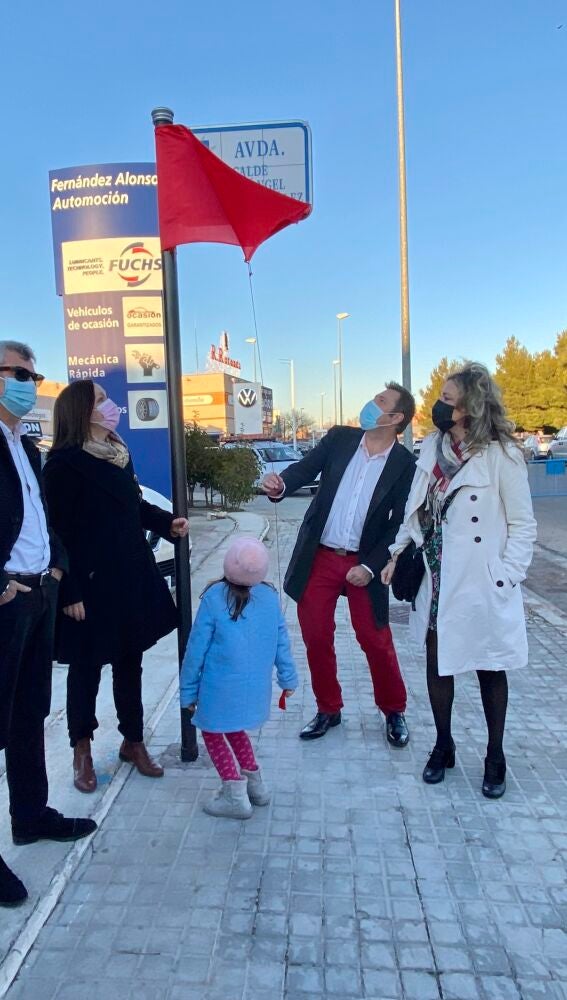 Familiares descubriendo la placa junto a la alcaldesa