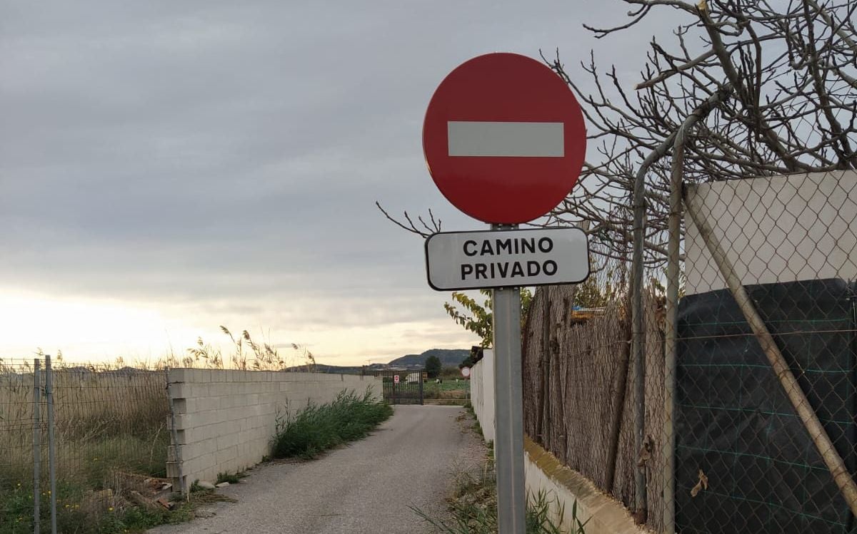Rafael García, portavoz, “vivimos amenazados por traficantes de droga y sufrimos robos y destrozos a diario.” Rafael García, portavoz, “vivimos amenazados por traficantes de droga y sufrimos robos y destrozos a diario.”
