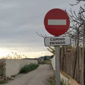 Rafael García, portavoz, “vivimos amenazados por traficantes de droga y sufrimos robos y destrozos a diario.” Rafael García, portavoz, “vivimos amenazados por traficantes de droga y sufrimos robos y destrozos a diario.”