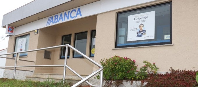 ABANCA y Santander adoptan medidas para evitar la exclusión de los mayores ABANCA y Santander adoptan medidas para evitar la exclusión de los mayores