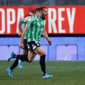 Borja Iglesias celebra su gol