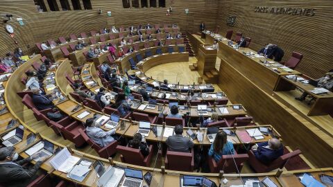 Archivo - Vista general del pleno de Les Corts.