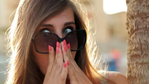 Una mujer sorprendida Una mujer sorprendida