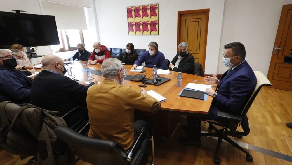A Xunta propone al Ministerio una prima de emergencia de hasta 4 cts./l de leche. A Xunta propone al Ministerio una prima de emergencia de hasta 4 cts./l de leche.